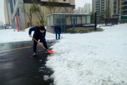 财鑫广场积极组织扫雪除冰行动 保障运行安全