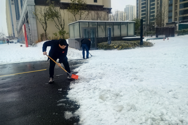 财鑫广场积极组织扫雪除冰行动 保障运行安全